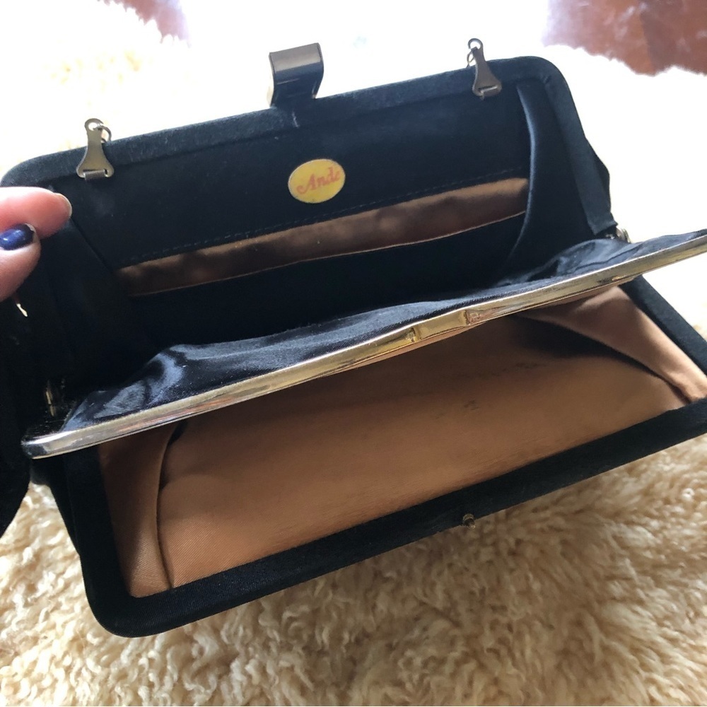 Vintage 1960’s Small black evening handbag w/sliver chain & gold kiss lock clasp - Picture 3 of 10